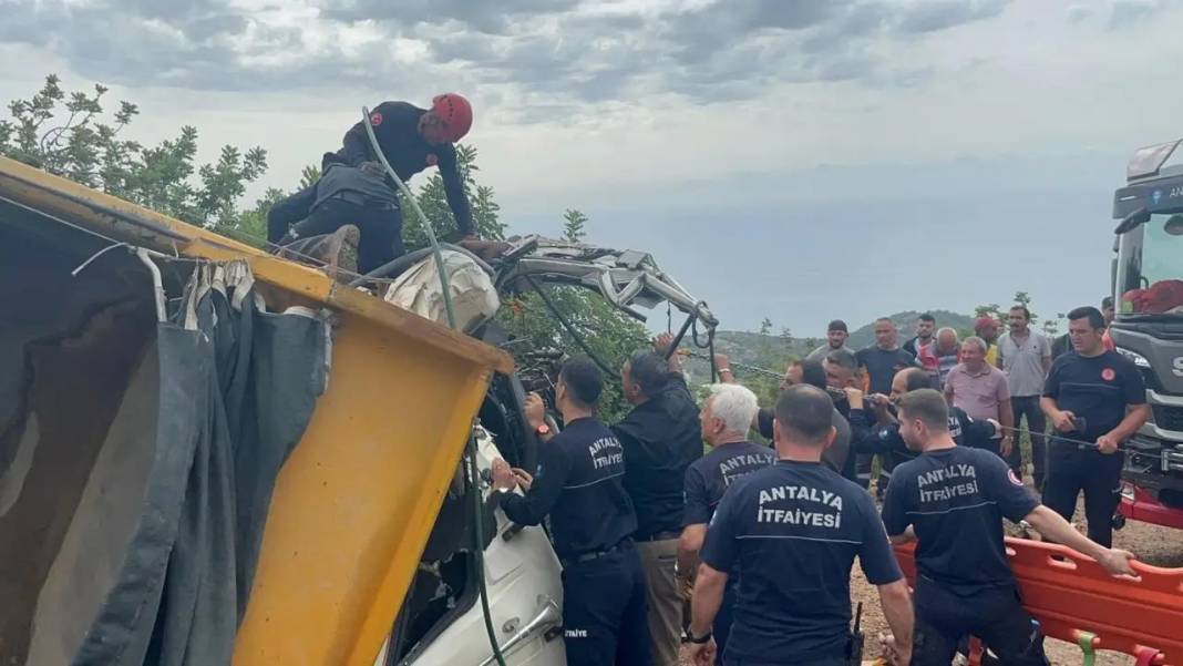 Alanya’da Kamyonların Kafa Kafaya Çarpıştığı Kaza Can Aldı 3